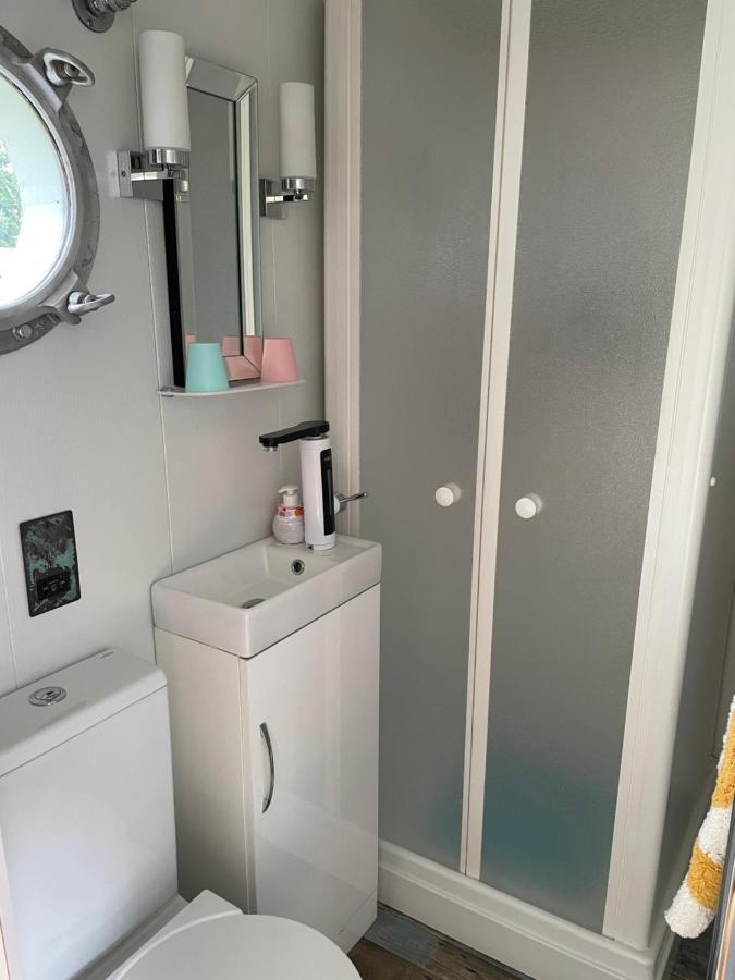 Muffins Meadow Shepherds Hut * Tillingham