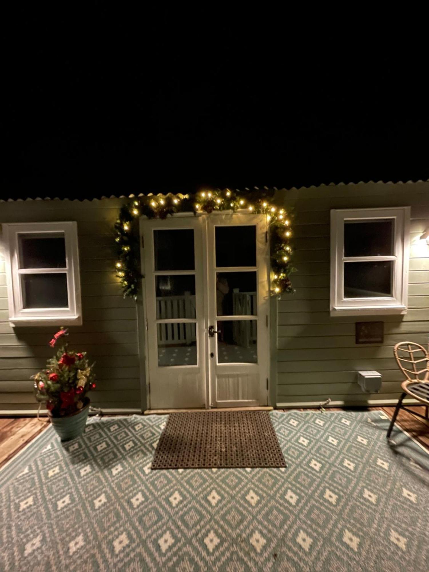 Muffins Meadow Shepherds Hut * Tillingham