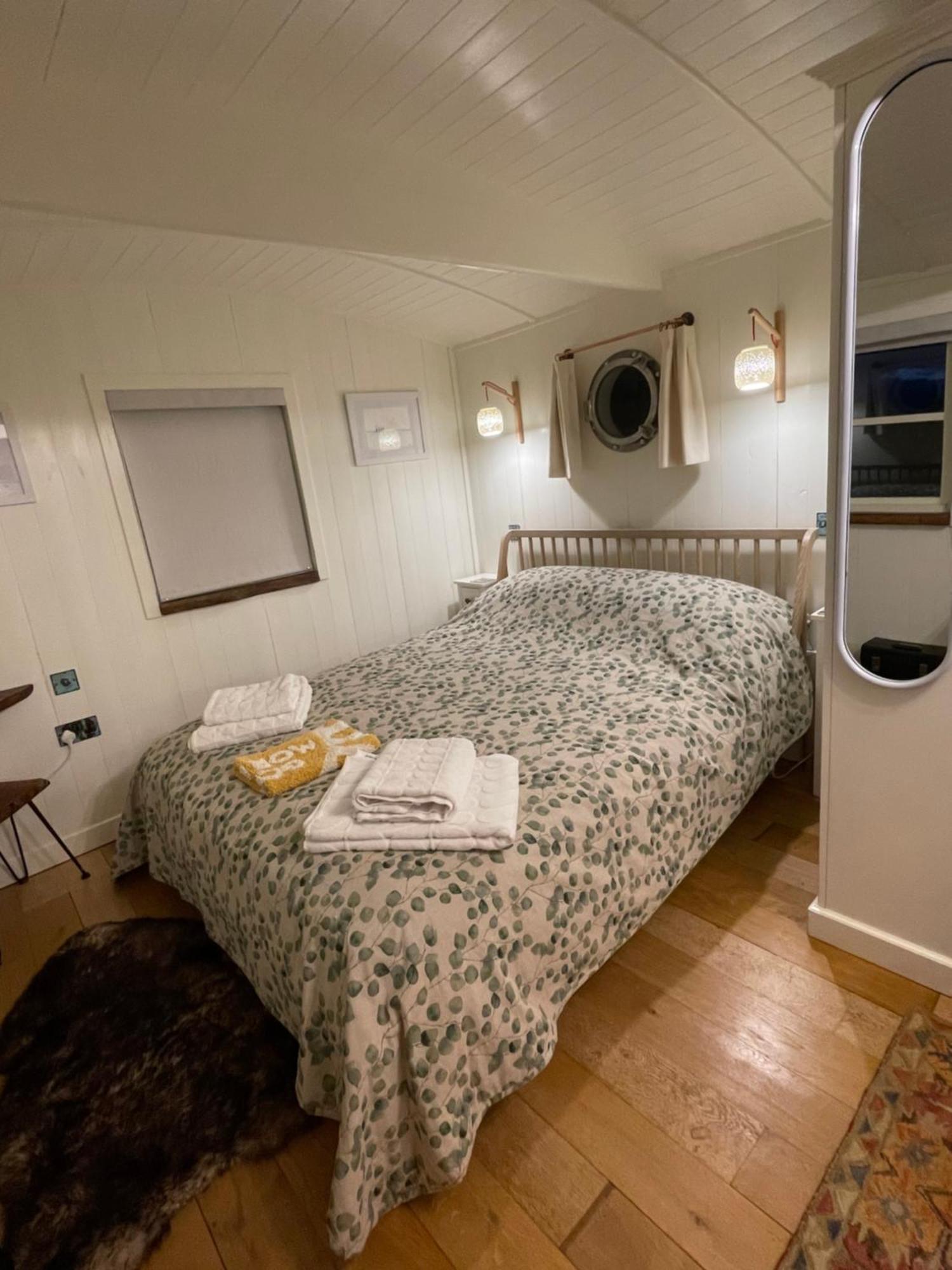 Muffins Meadow Shepherds Hut Campsite